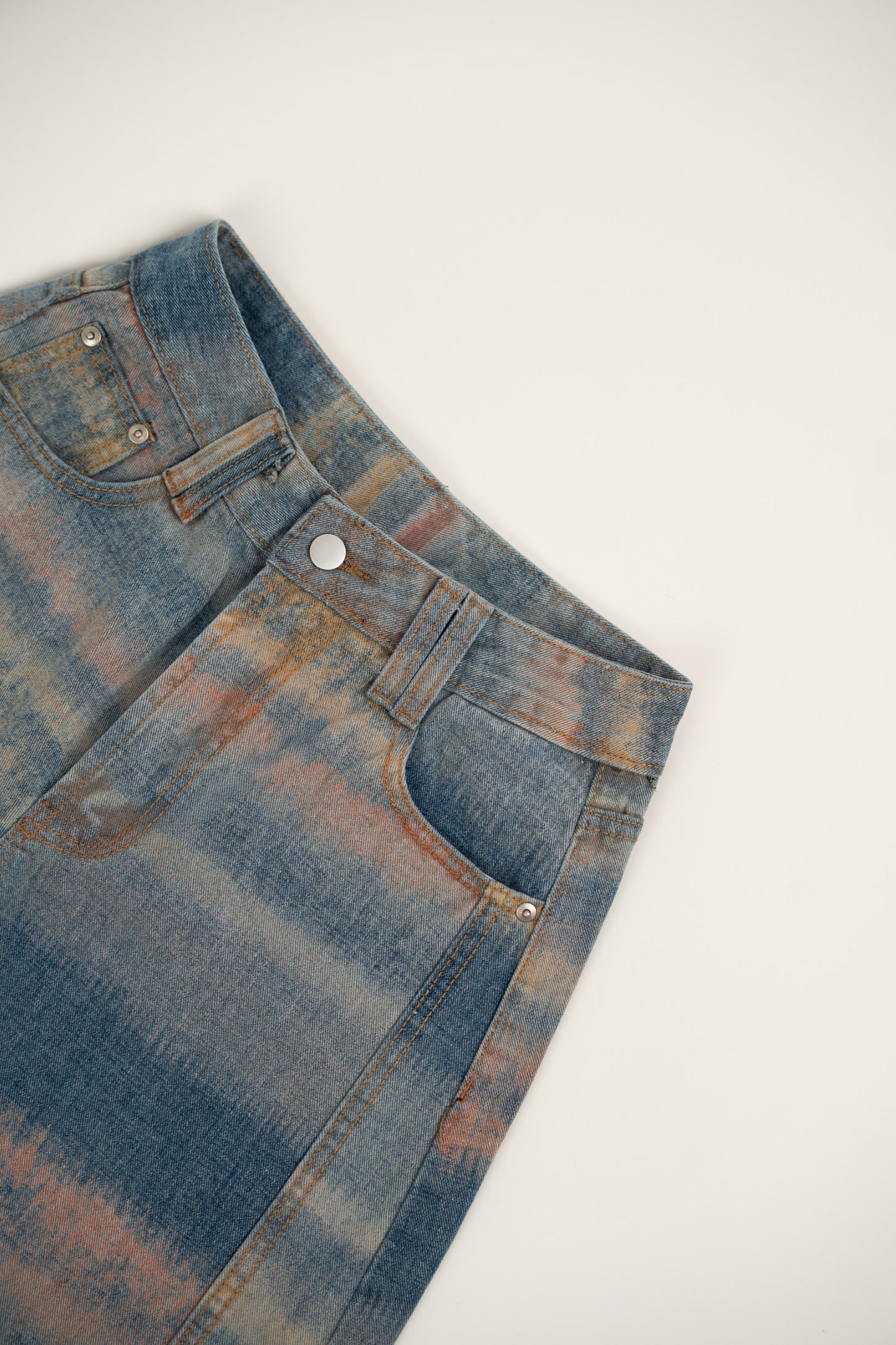 Pantaloni tie-dye con palloncini rosa pastello