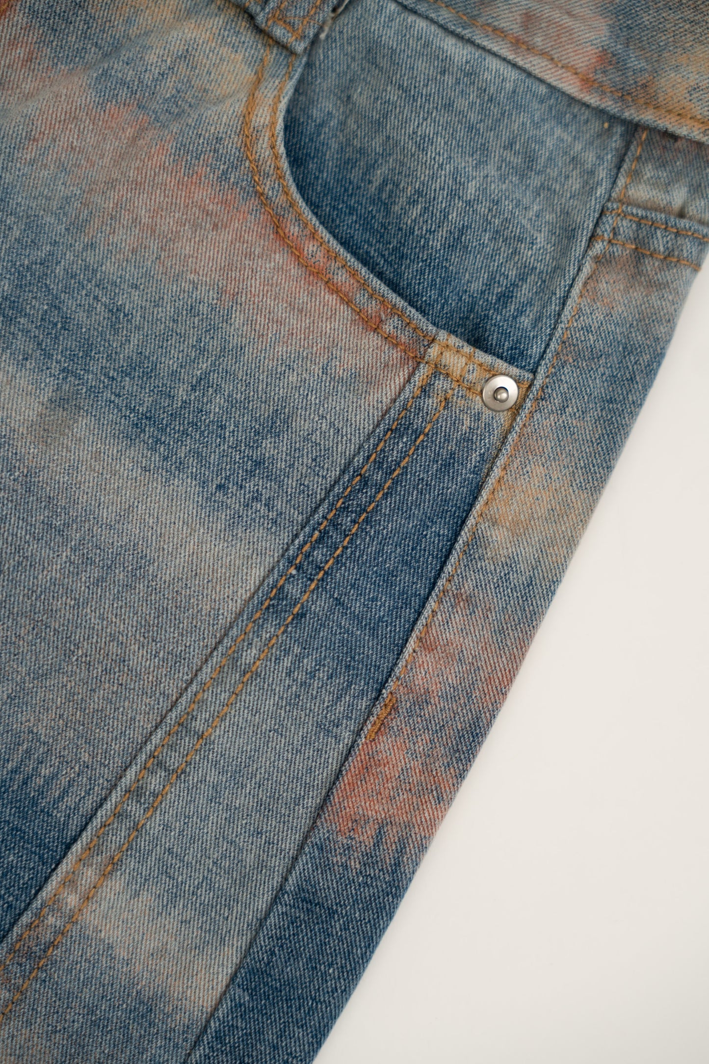 Pantaloni tie-dye con palloncini rosa pastello