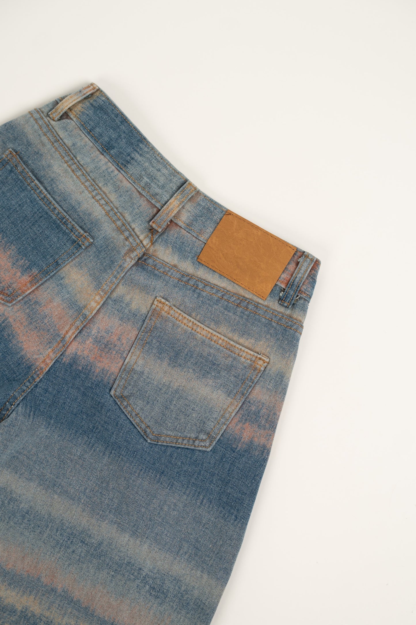 Pantaloni tie-dye con palloncini rosa pastello