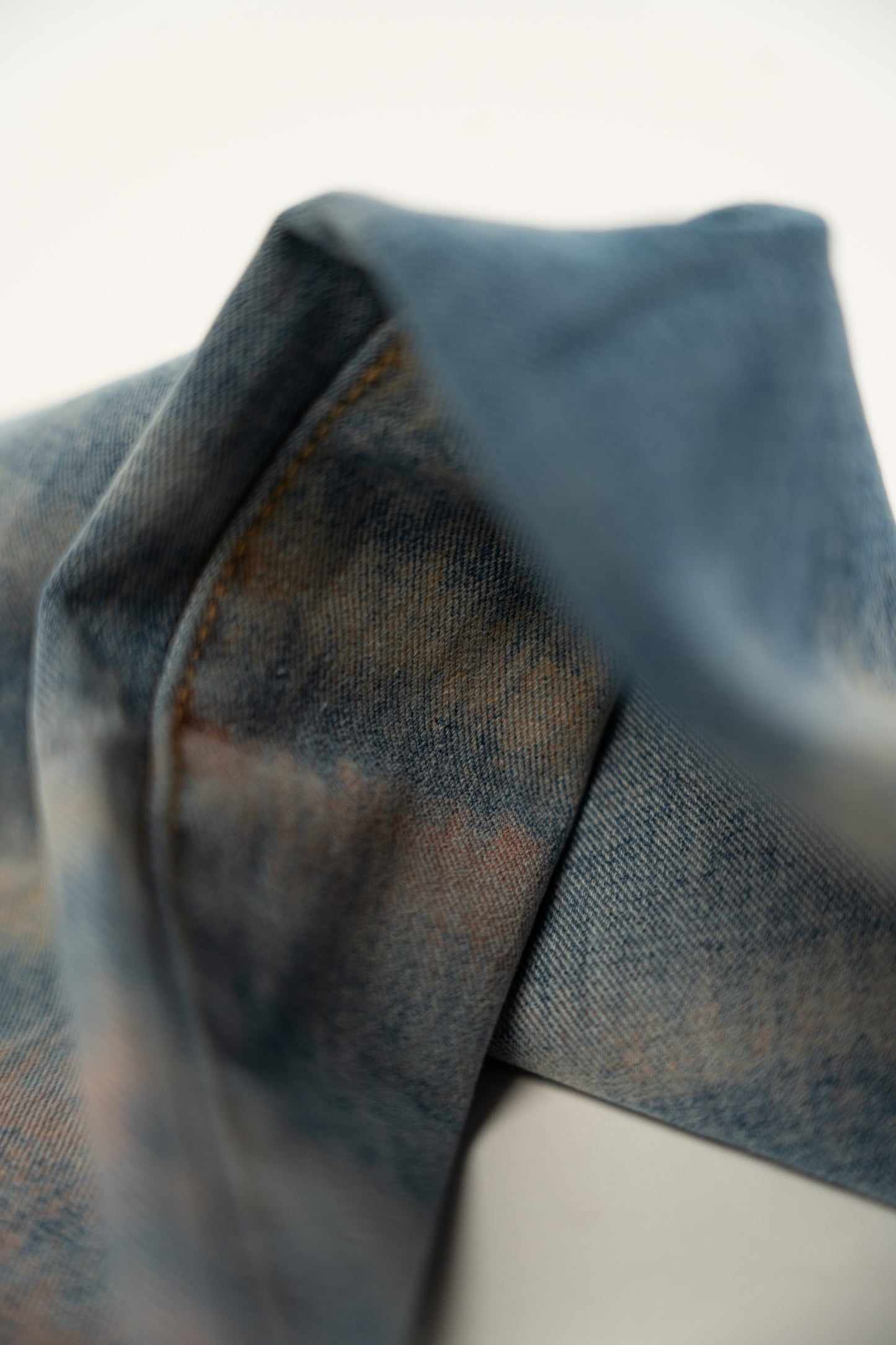 Pantaloni tie-dye con palloncini rosa pastello