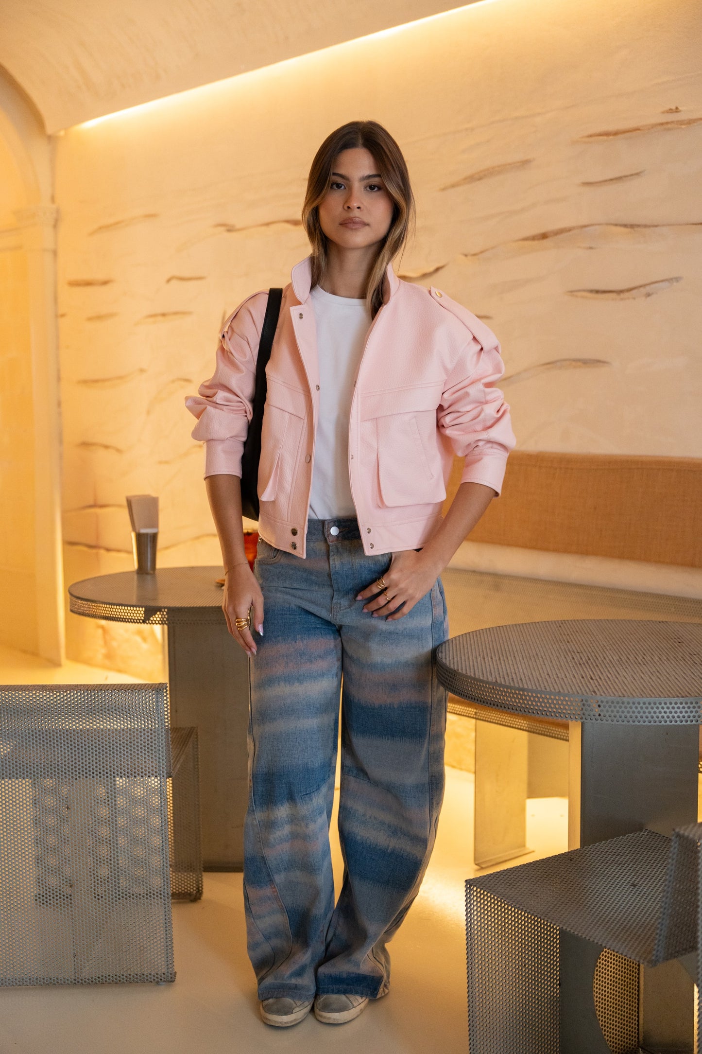 Pantaloni tie-dye con palloncini rosa pastello