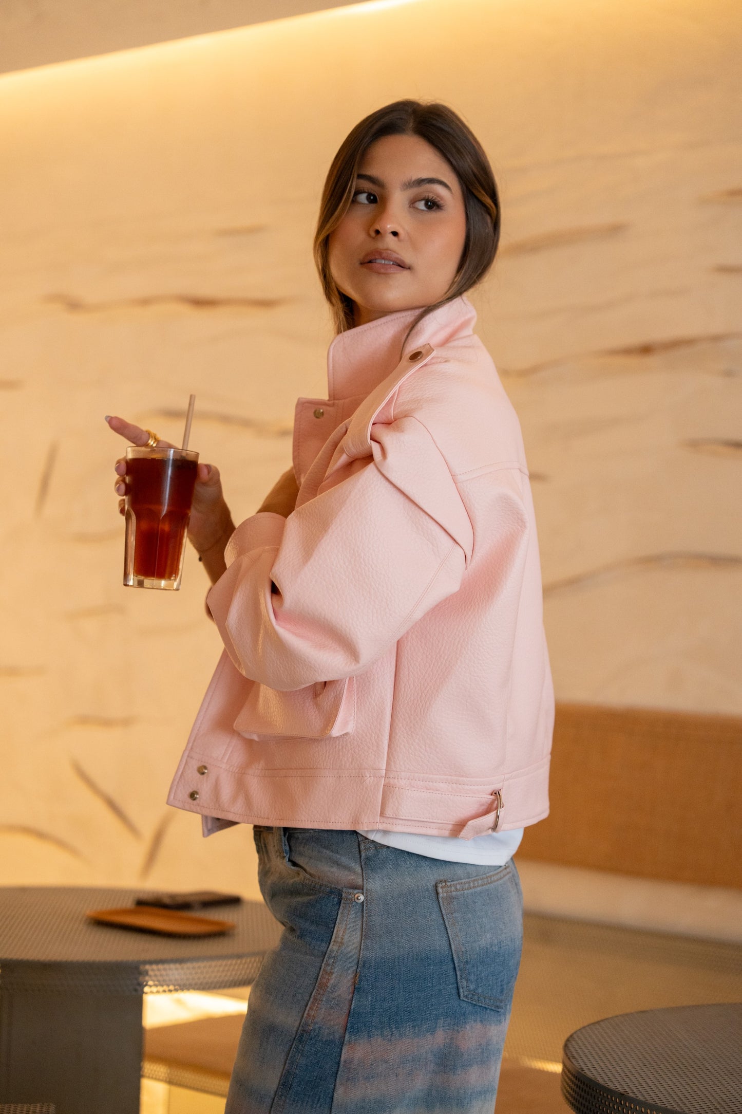 Pasteloworóżowa kurtka ze sztucznej skóry