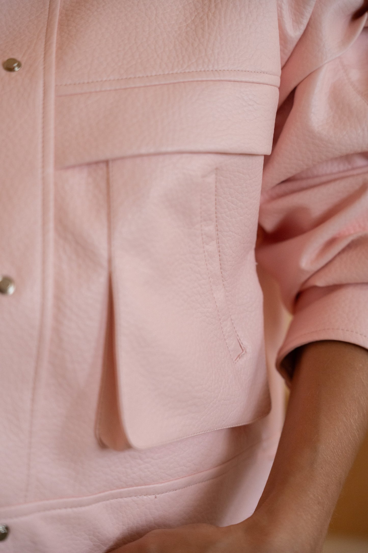 Pasteloworóżowa kurtka ze sztucznej skóry