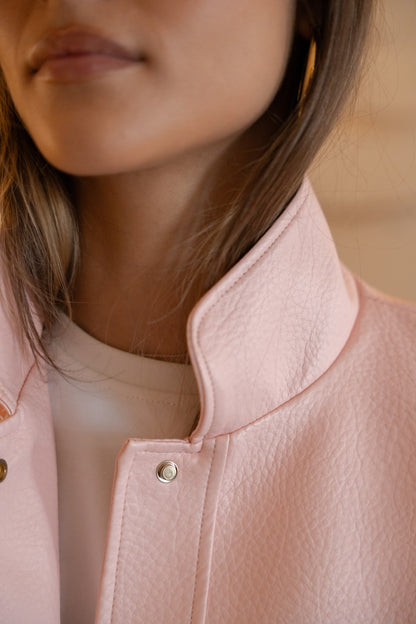 Pasteloworóżowa kurtka ze sztucznej skóry