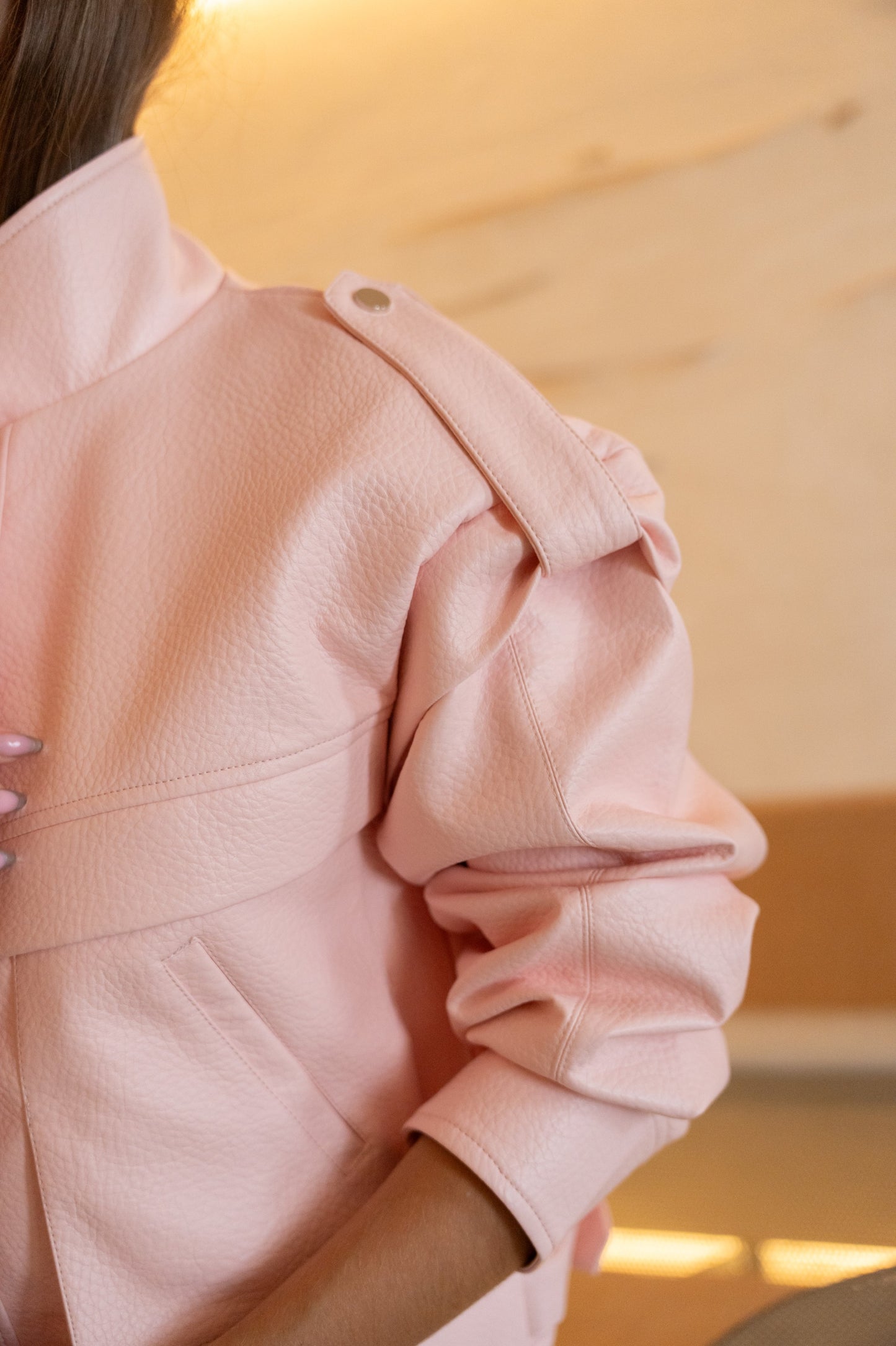 Pasteloworóżowa kurtka ze sztucznej skóry