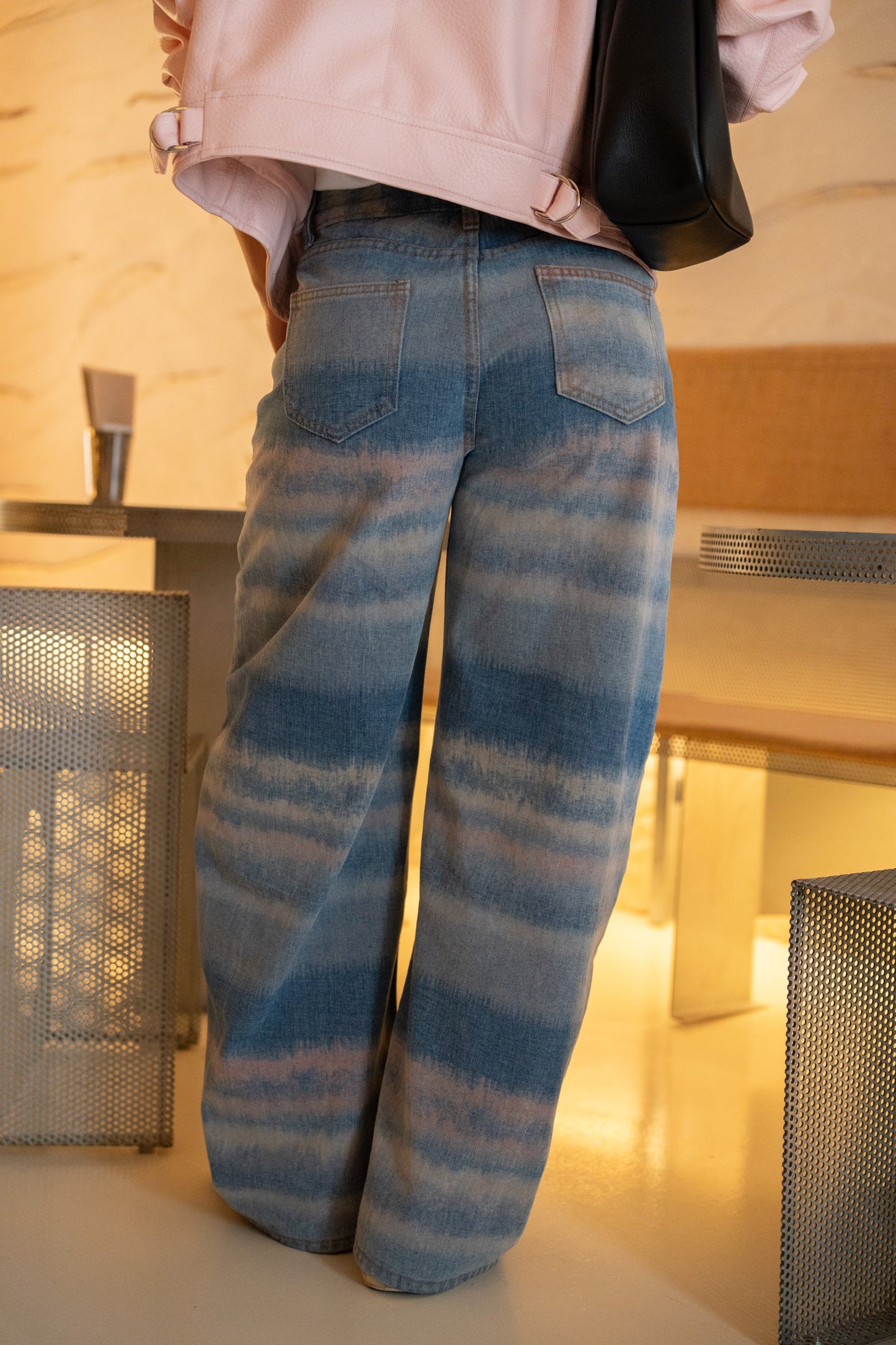 Pantaloni tie-dye con palloncini rosa pastello