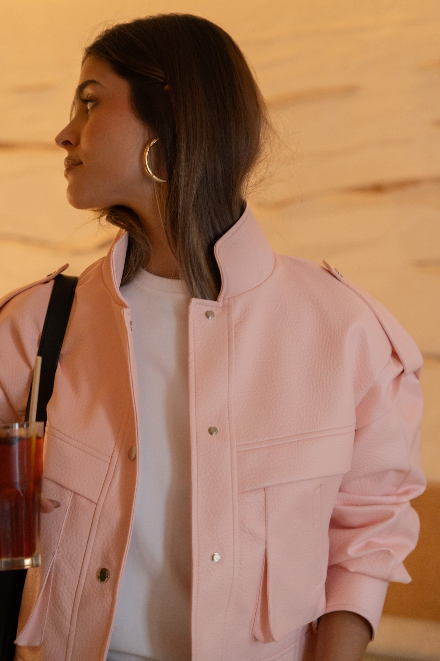 Pasteloworóżowa kurtka ze sztucznej skóry