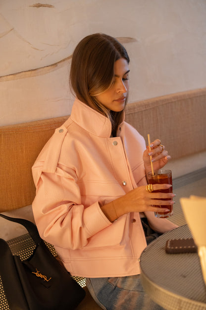 Pasteloworóżowa kurtka ze sztucznej skóry