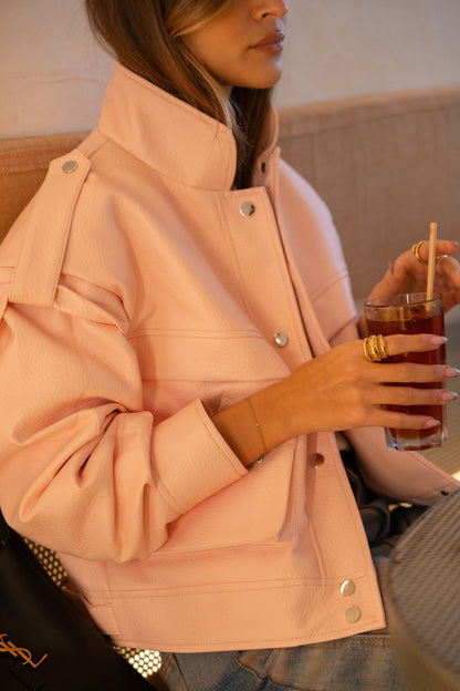 Pasteloworóżowa kurtka ze sztucznej skóry