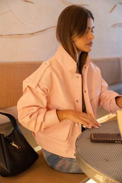 Pasteloworóżowa kurtka ze sztucznej skóry