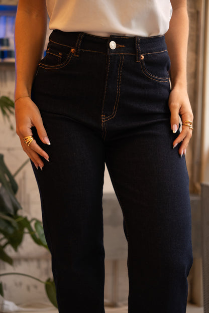 Ciemne dżinsowe spodnie z zakładką.