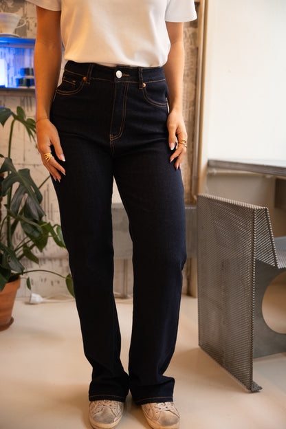 Ciemne dżinsowe spodnie z zakładką.