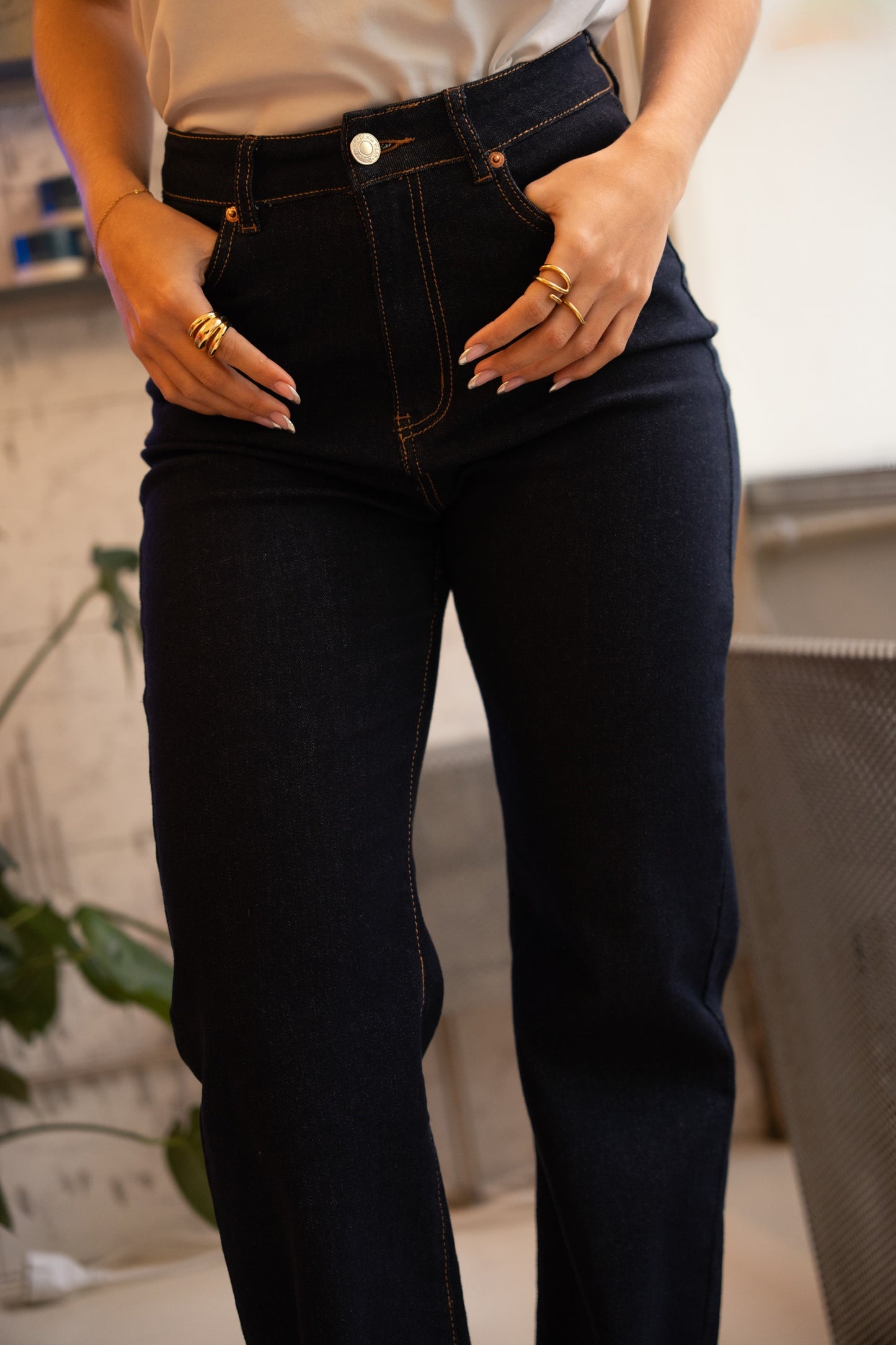 Ciemne dżinsowe spodnie z zakładką.