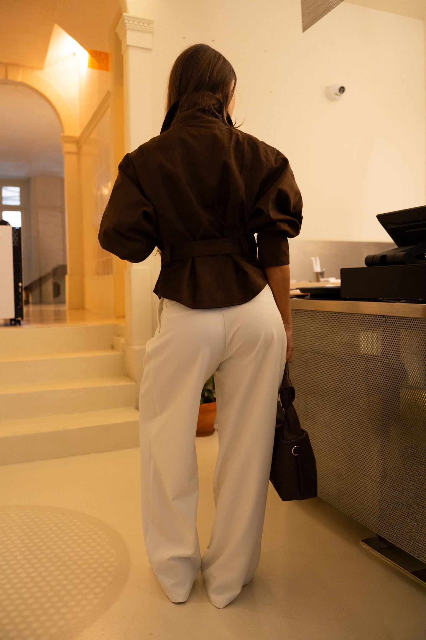 Pantaloni beige su misura a gamba larga