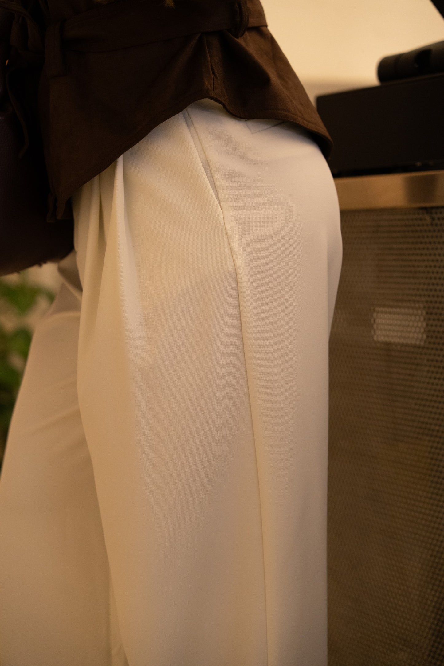 Pantaloni beige su misura a gamba larga