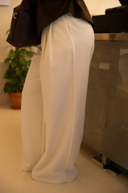 Pantaloni beige su misura a gamba larga