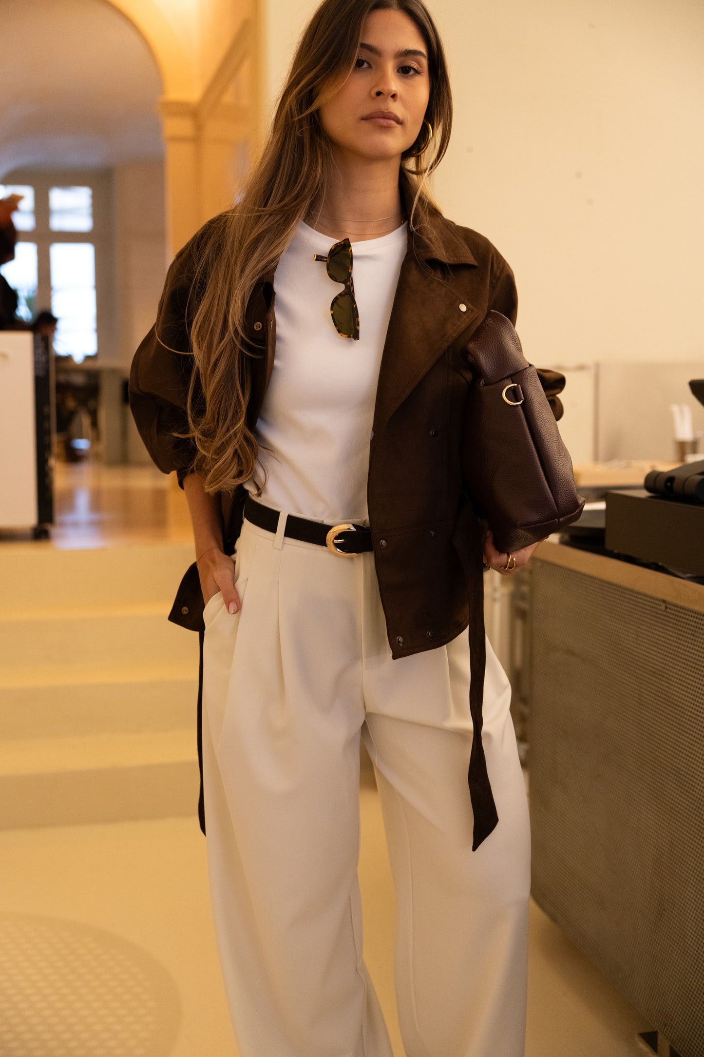 Pantaloni beige su misura a gamba larga