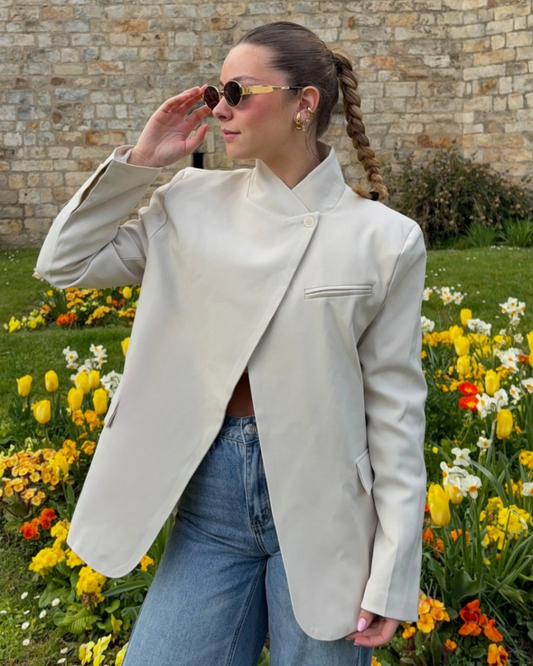 Бежевий двобортний блейзер