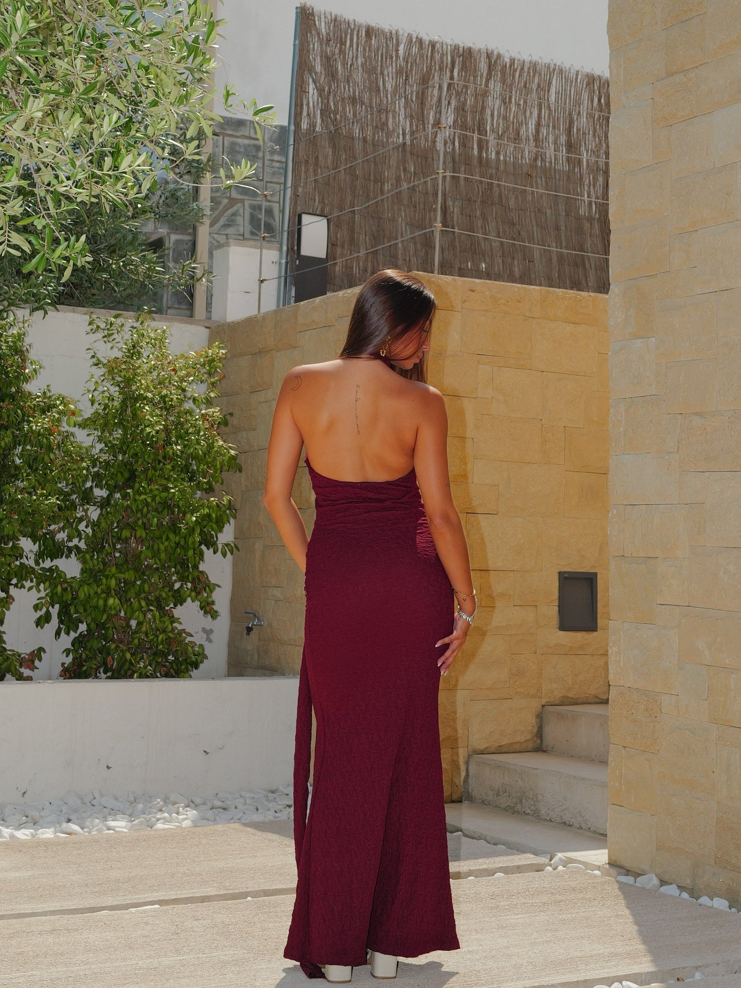 Bordeauxfarbenes Kleid mit drapiertem Knoten
