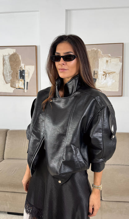 Czarna kurtka ze skóry ekologicznej