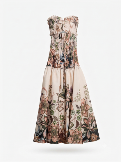 Beigefarbenes Kleid mit floralen Details