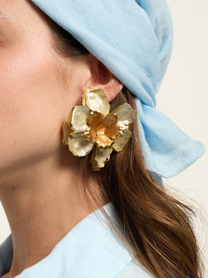 Brincos com modelo de flor