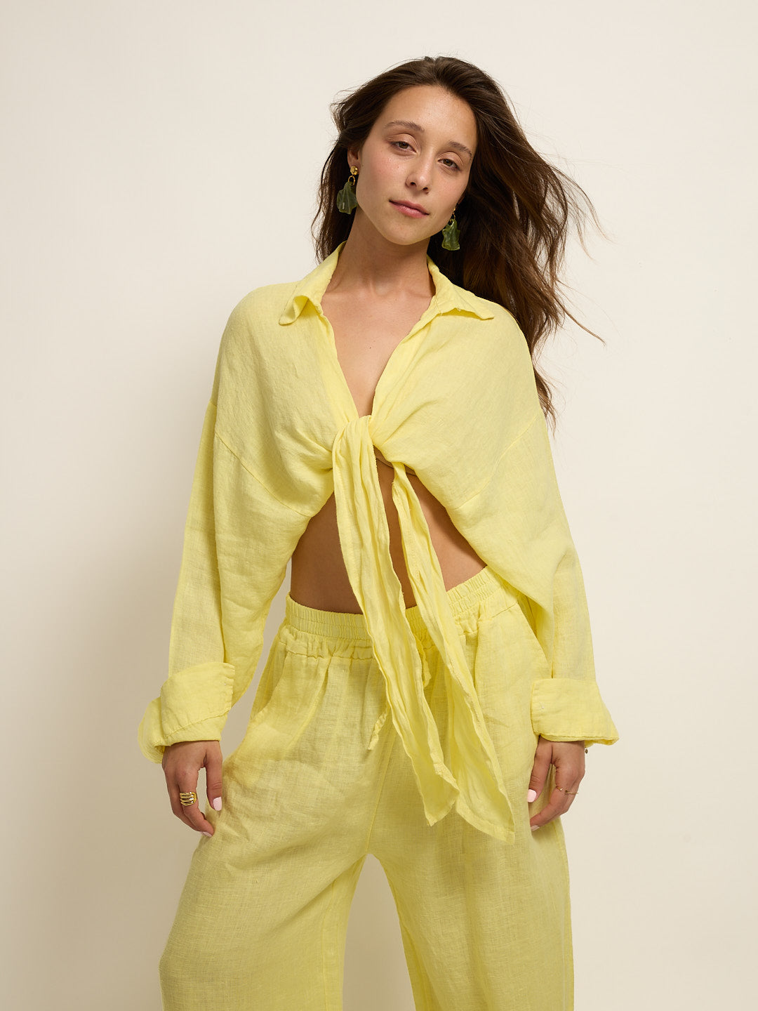 Ensemble chemise courte et chemise en lin jaune avec détail de nœud