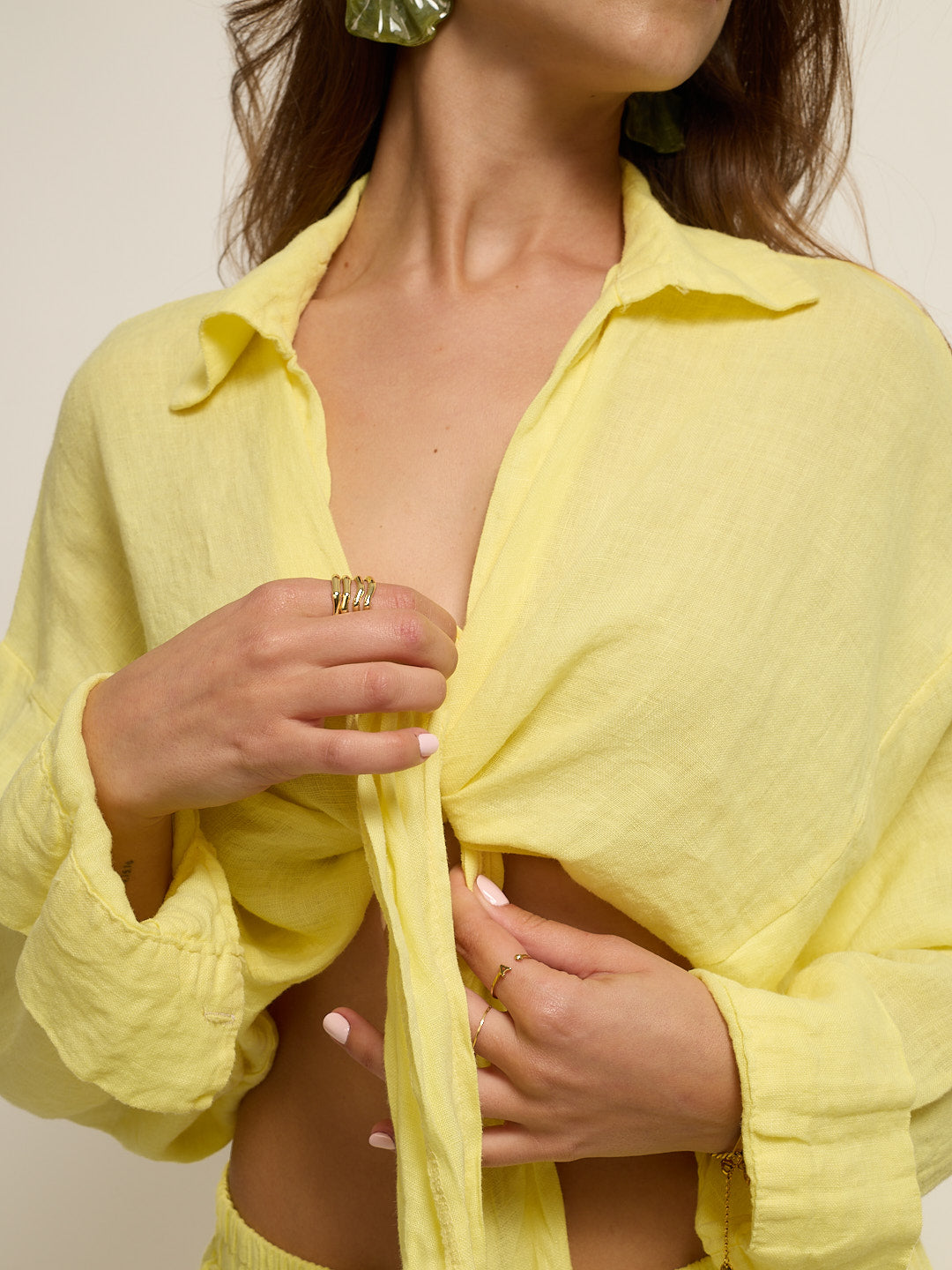 Ensemble chemise courte et chemise en lin jaune avec détail de nœud