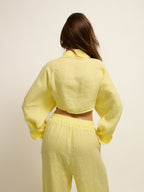 Ensemble chemise courte et chemise en lin jaune avec détail de nœud