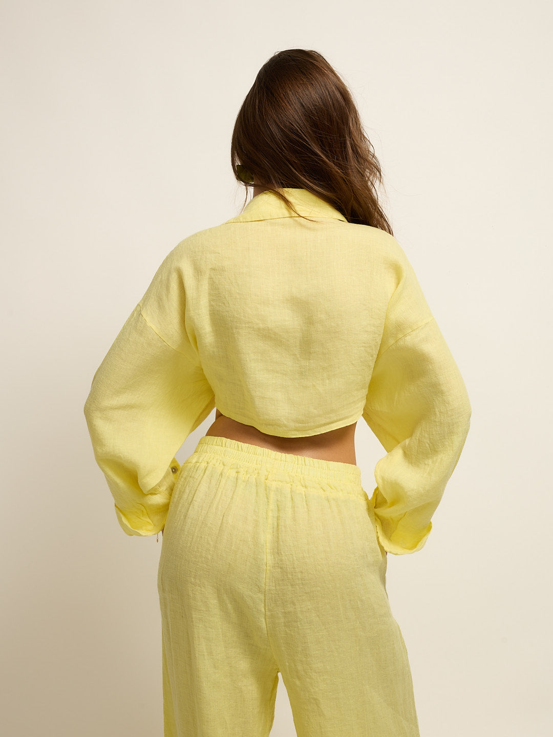 Ensemble chemise courte et chemise en lin jaune avec détail de nœud