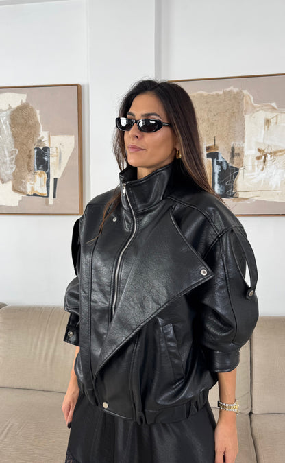 Czarna kurtka ze skóry ekologicznej