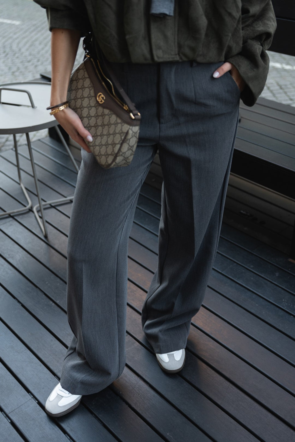 Graue, maßgeschneiderte Hose