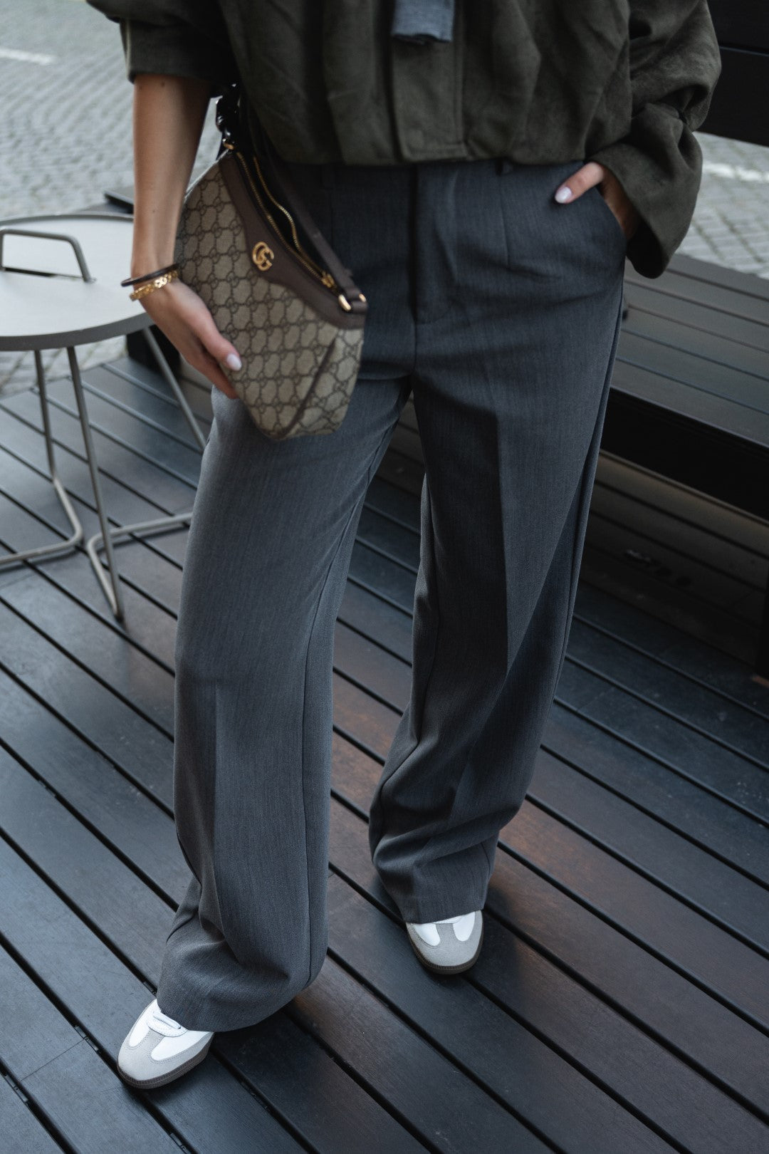 Graue, maßgeschneiderte Hose