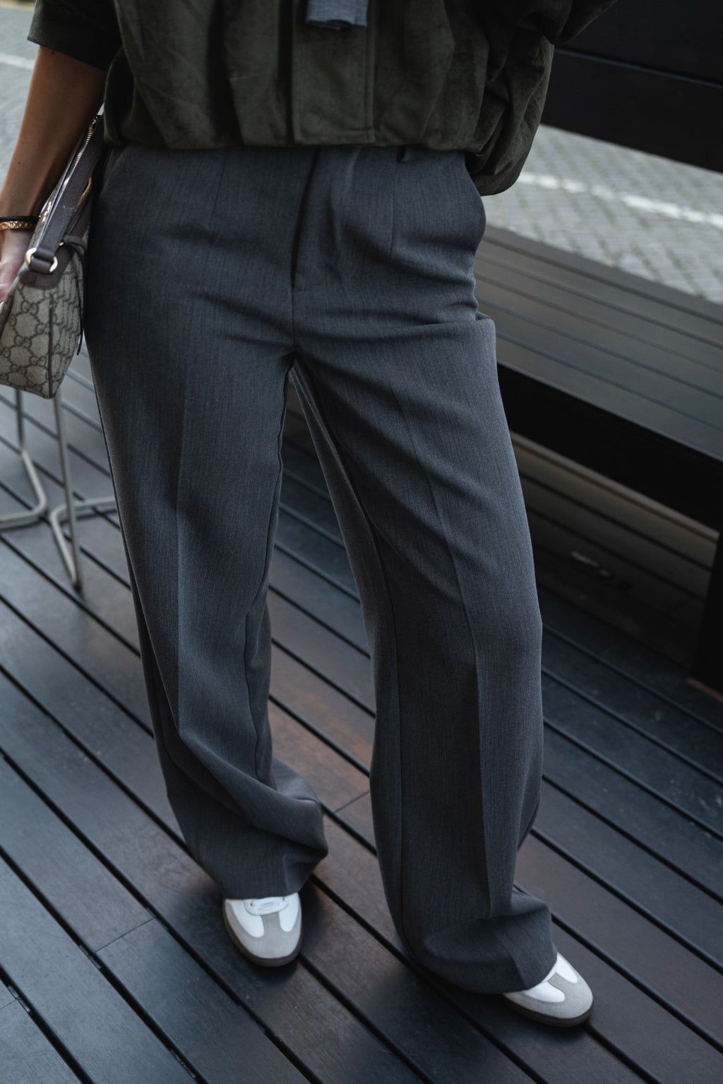 Graue, maßgeschneiderte Hose