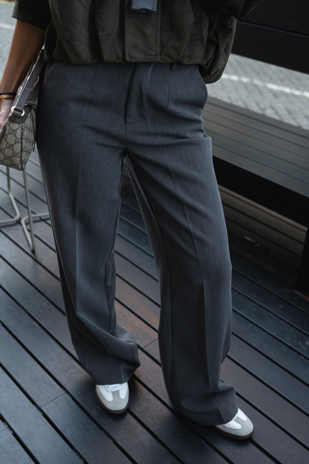 Graue, maßgeschneiderte Hose