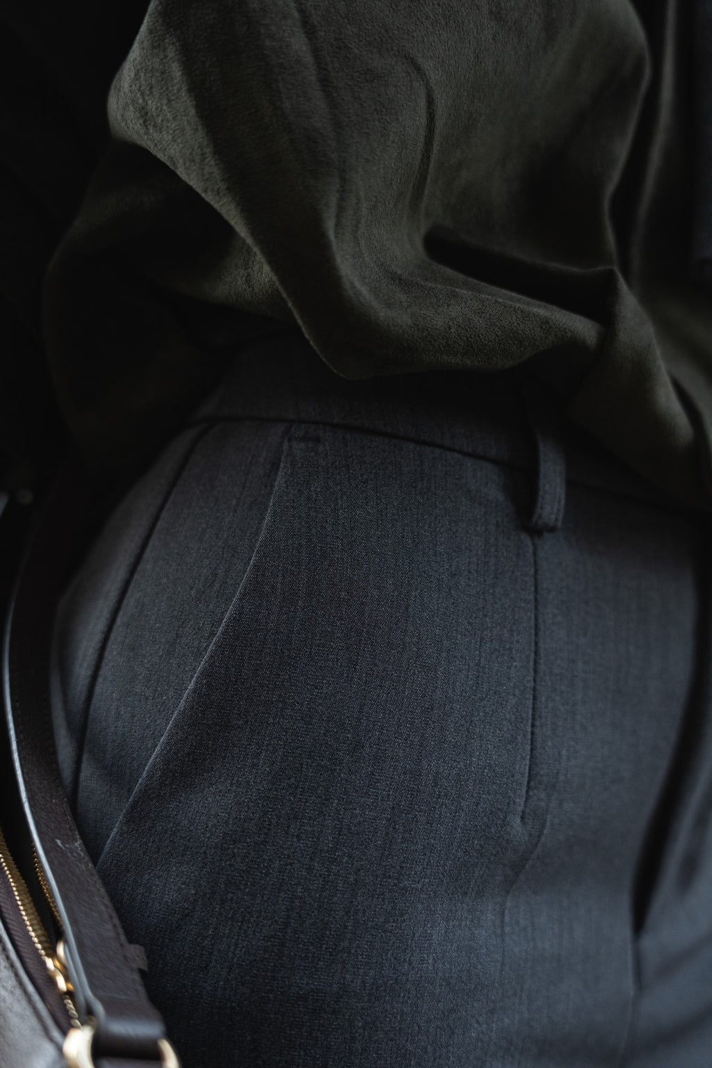 Graue, maßgeschneiderte Hose