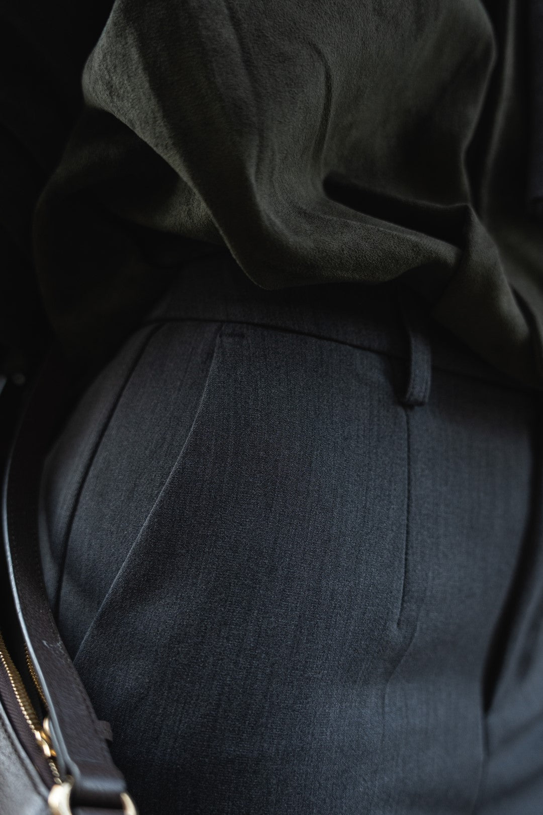 Graue, maßgeschneiderte Hose