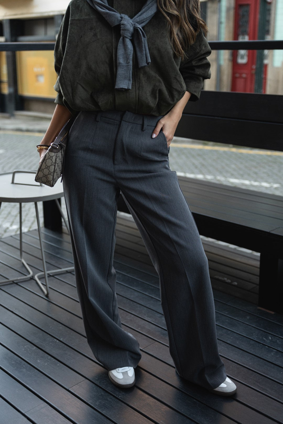 Graue, maßgeschneiderte Hose