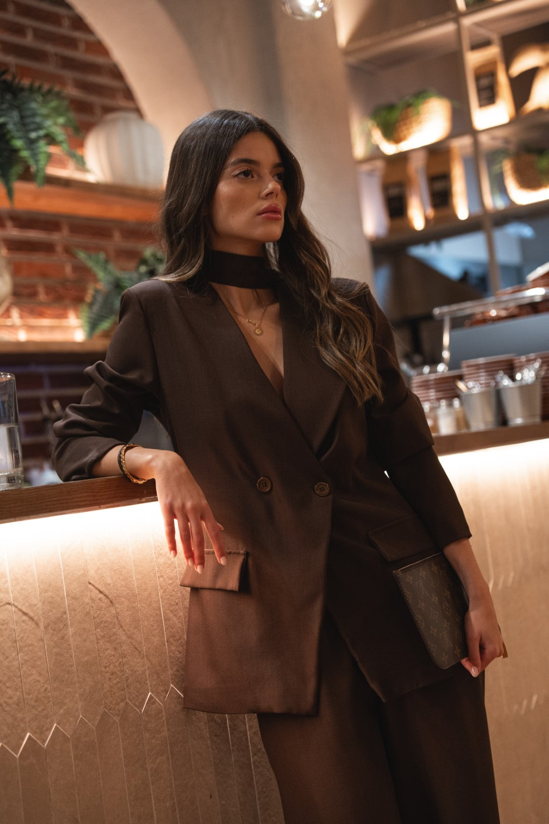 Costume marron avec cravate détaillée