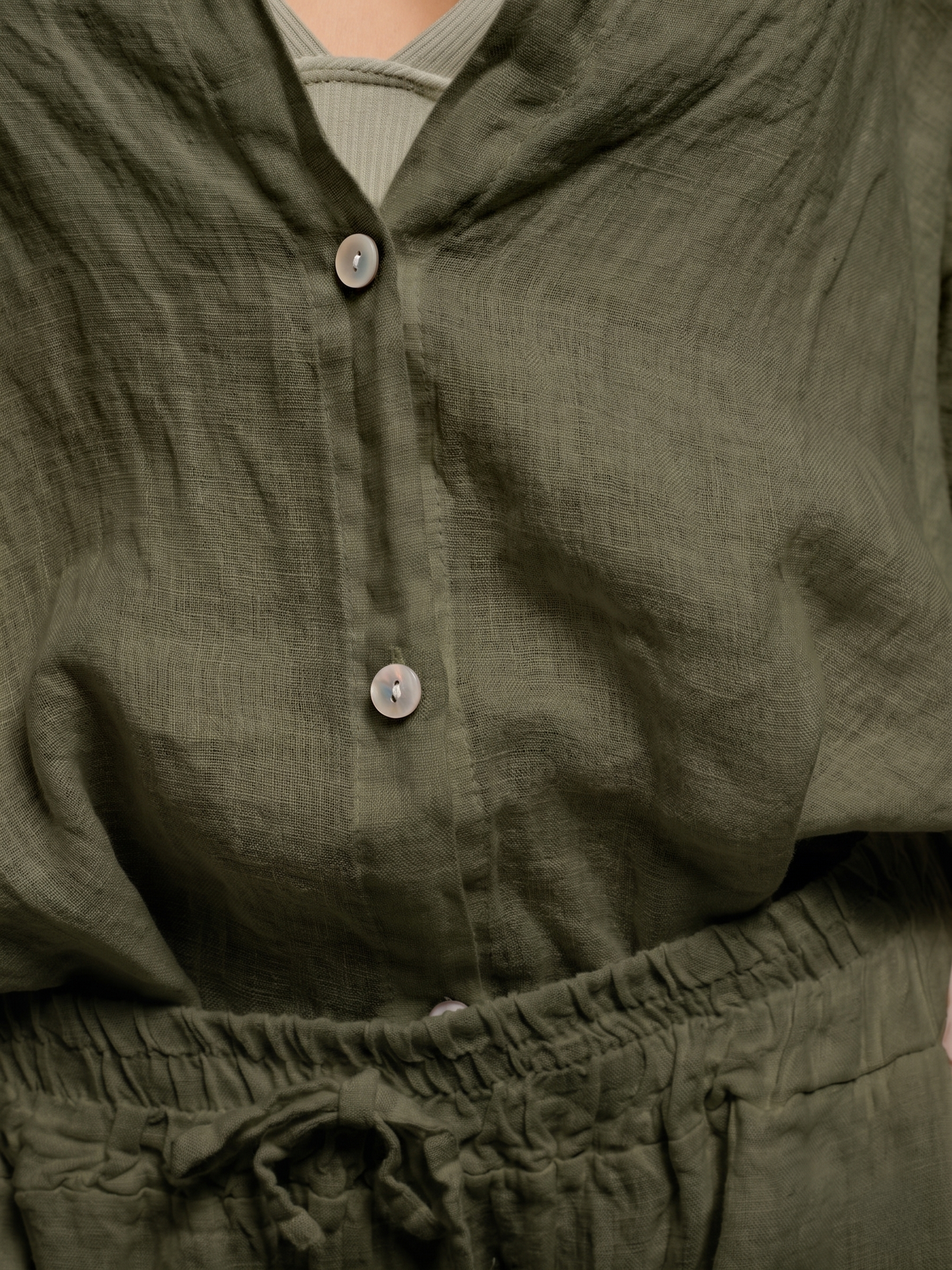 Conjunto de camisa de lino verde militar