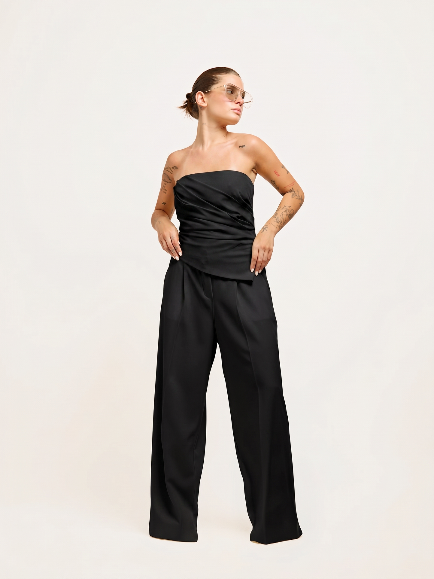 Completo con top drappeggiato nero