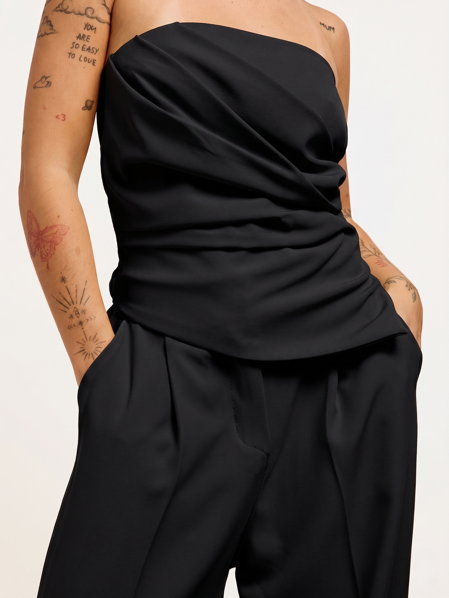 Completo con top drappeggiato nero