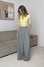 Pantaloni larghi su misura grigi