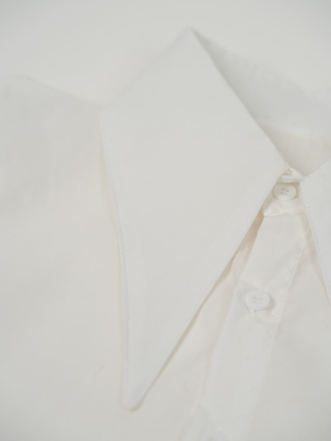 Camisa Branca Gola Pontiaguda