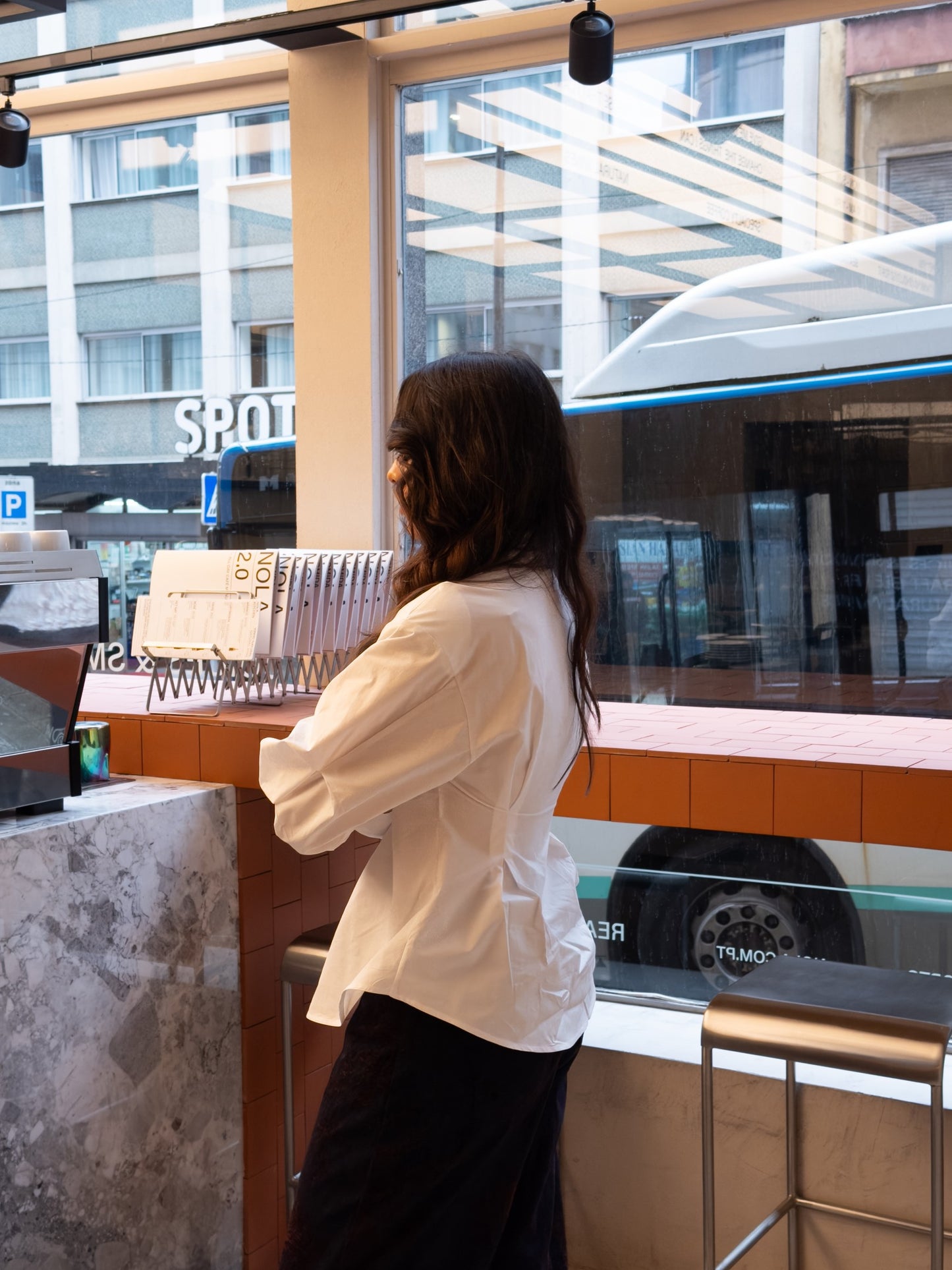 Biała koszula z krzyżem