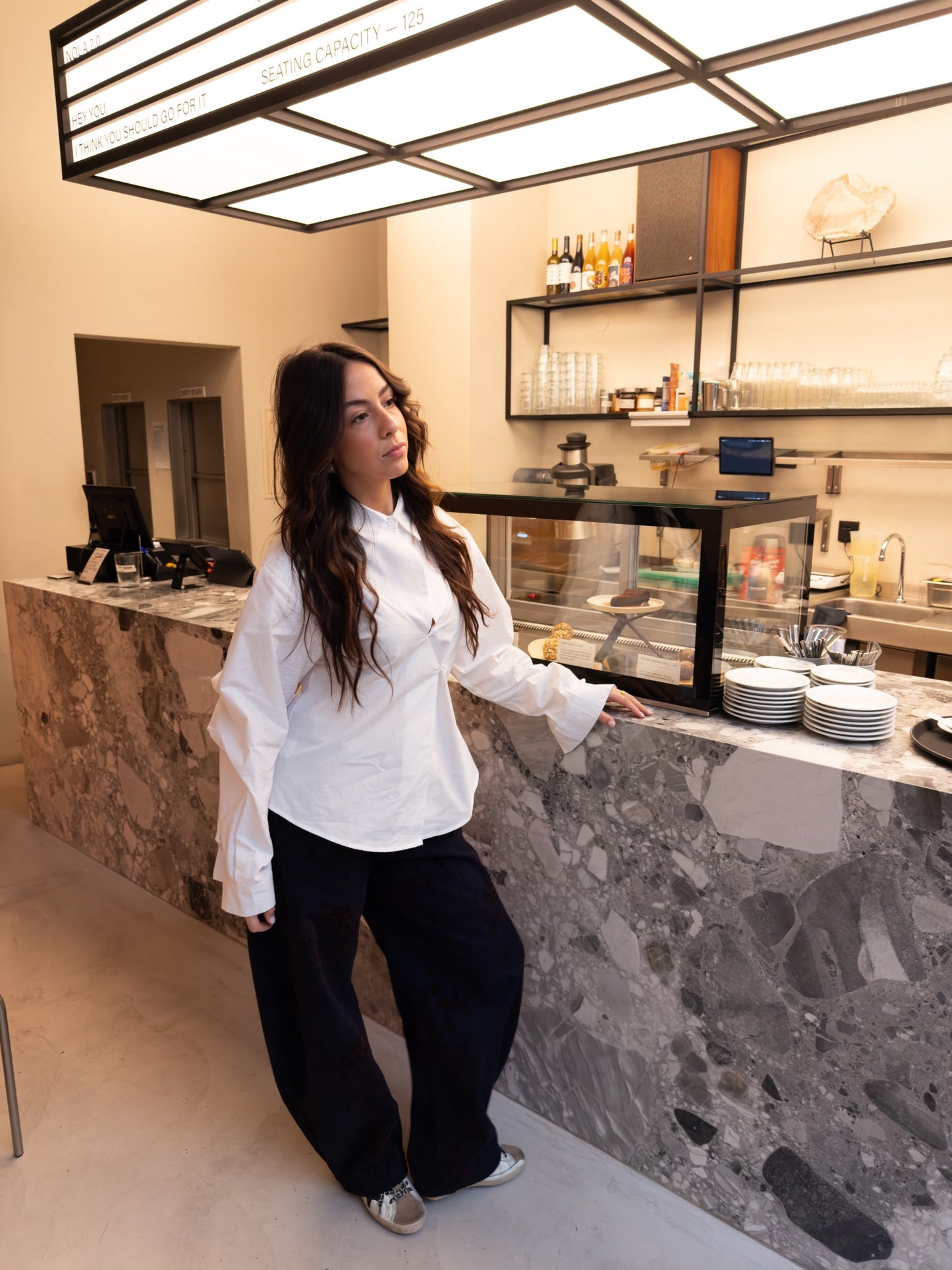 Biała koszula z krzyżem