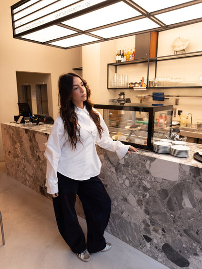 Biała koszula z krzyżem