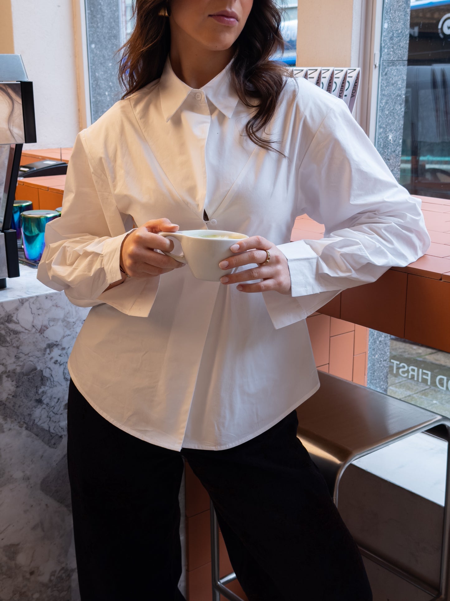 Biała koszula z krzyżem