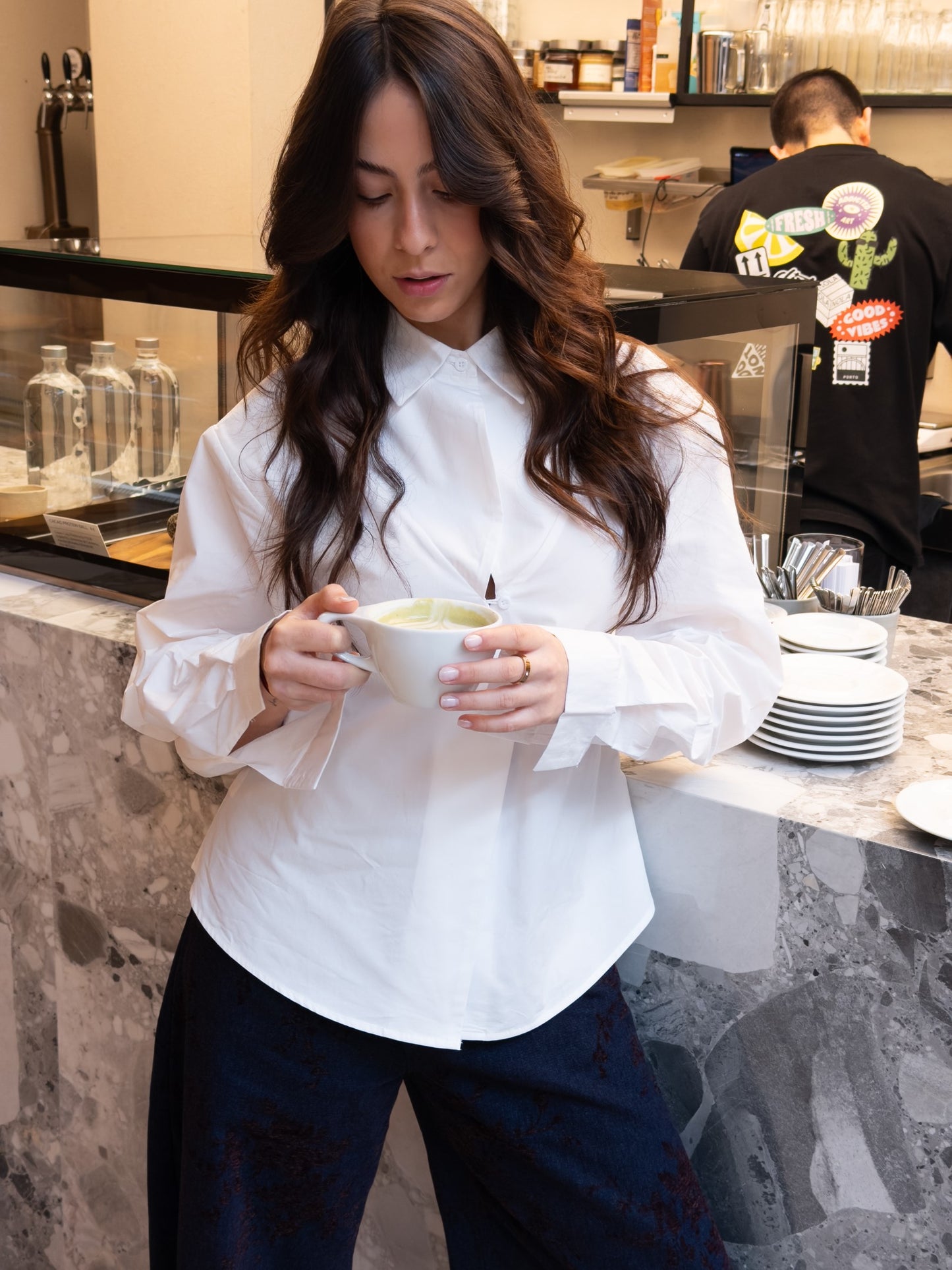 Biała koszula z krzyżem