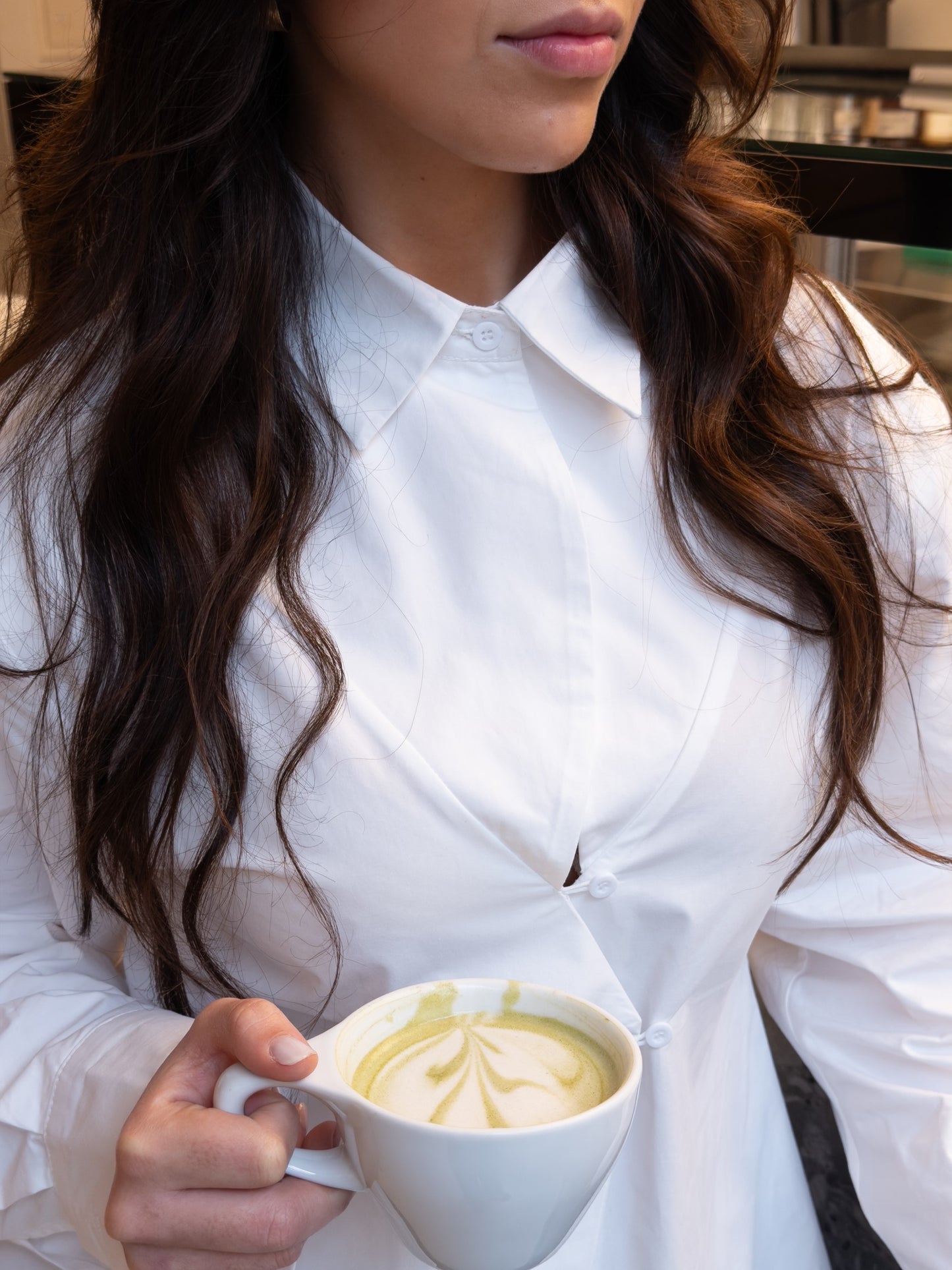 Biała koszula z krzyżem